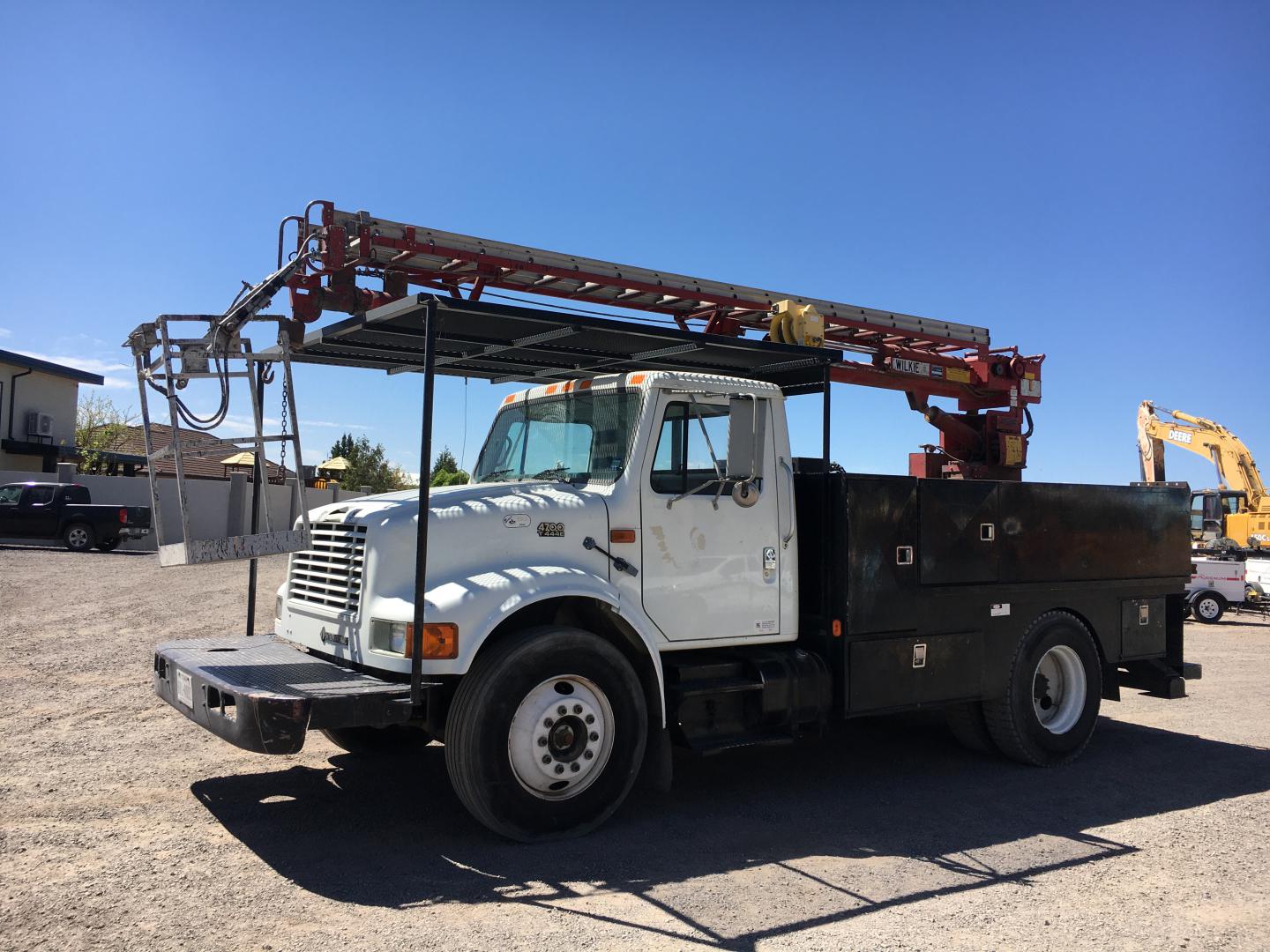 CAMION CON CANASTILLA INTERNATIONAL 4700 4X2